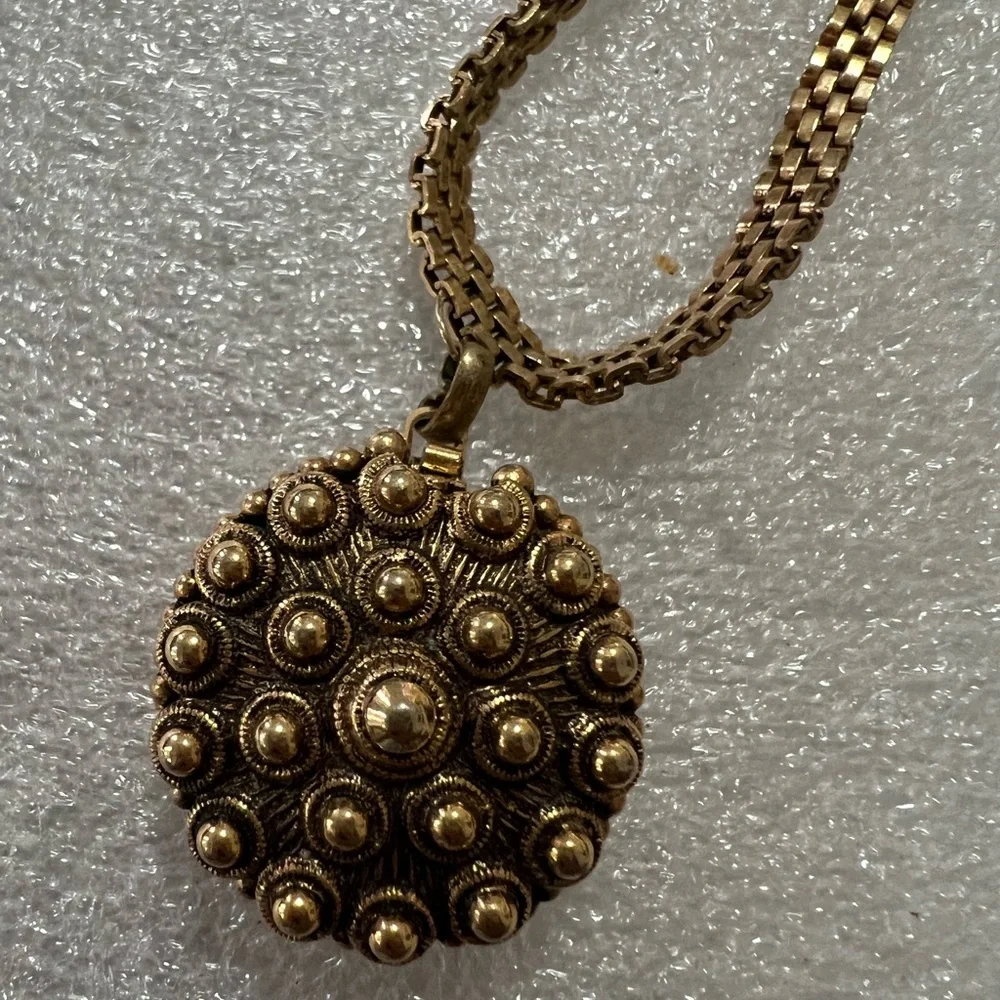 Lisner Rare Gold plated Locket Necklace Antique design in both sides - Picture 13 of 14